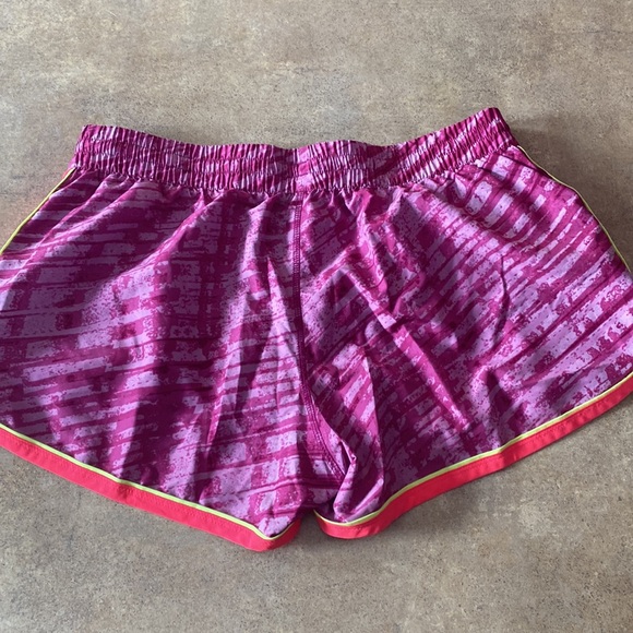 Women’s Under Armour shorts size medium - Picture 6 of 6